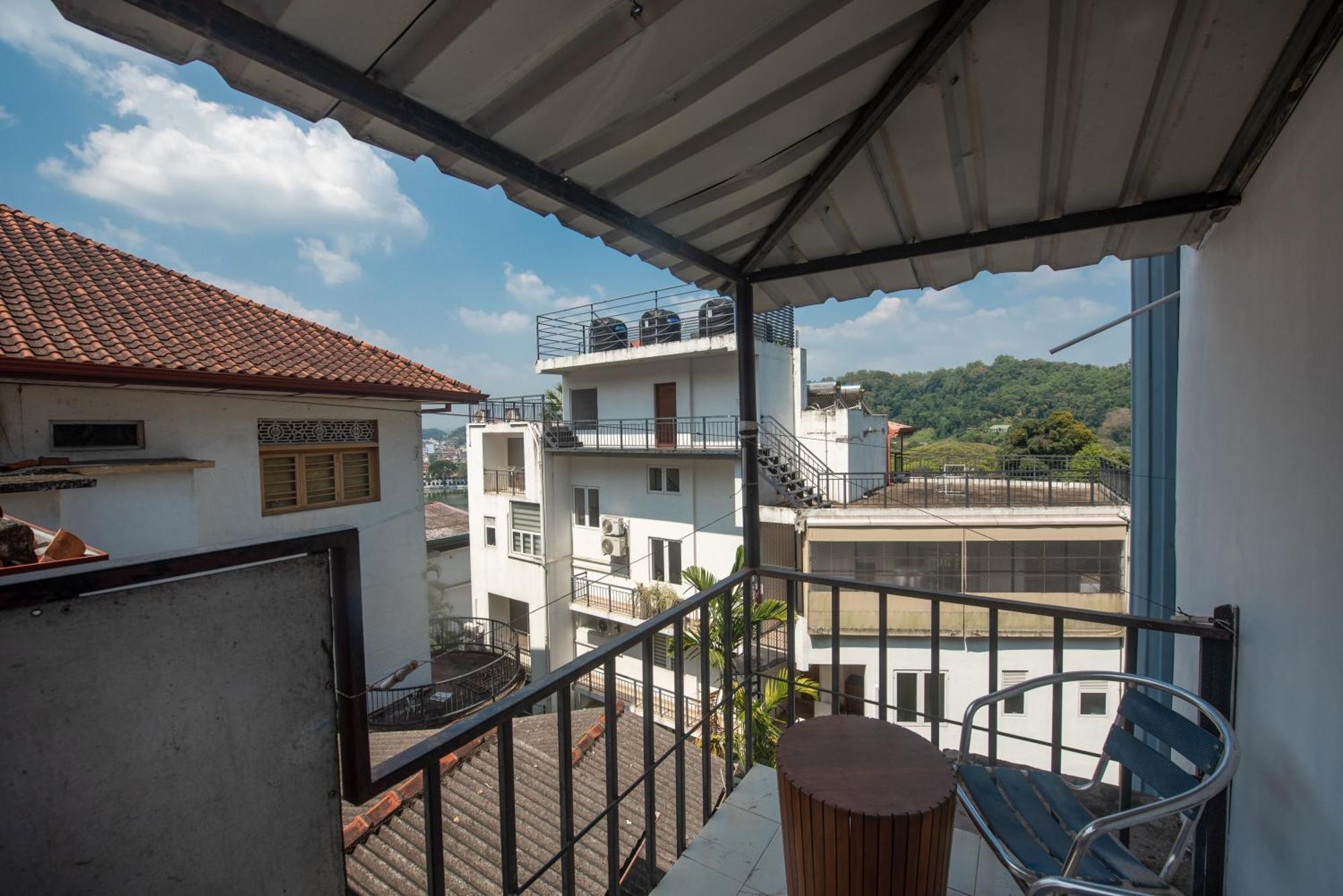 Ceyloni Residency Отель 2*